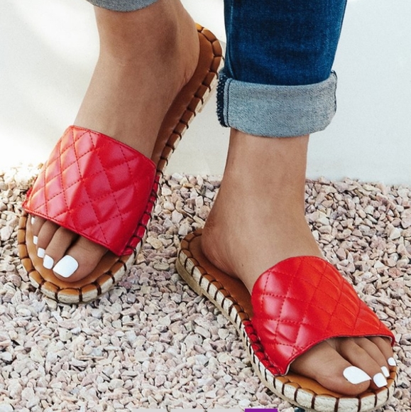 🆕Red Quilted Sandals - Picture 4 of 4